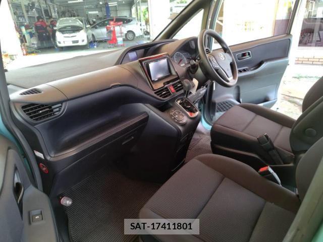 Toyota VOXY 2017-05 7360412-21