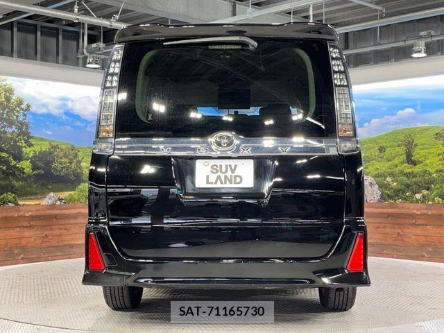 Toyota VOXY 2015-12 7360408-15