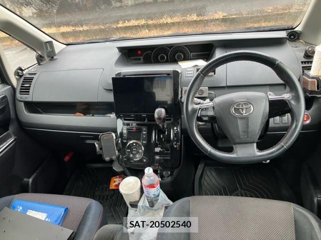 Toyota VOXY 2011-06 7378979-12