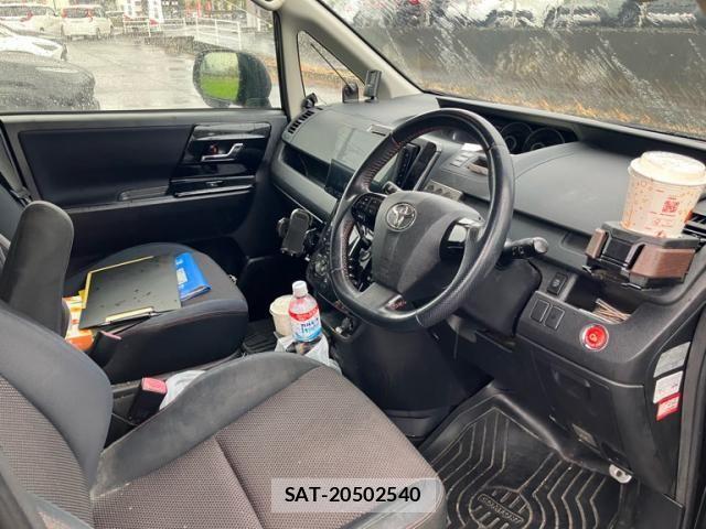 Toyota VOXY 2011-06 7378979-13