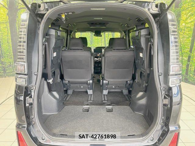 Toyota VOXY 2017-08 7394765-10