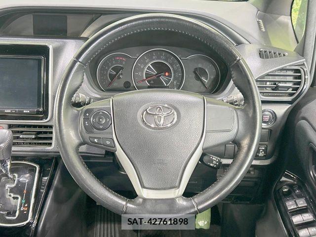 Toyota VOXY 2017-08 7394765-11