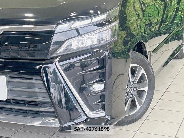 Toyota VOXY 2017-08 7394765-12