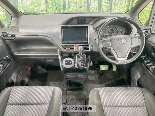 Toyota VOXY 2017-08 7394765-1