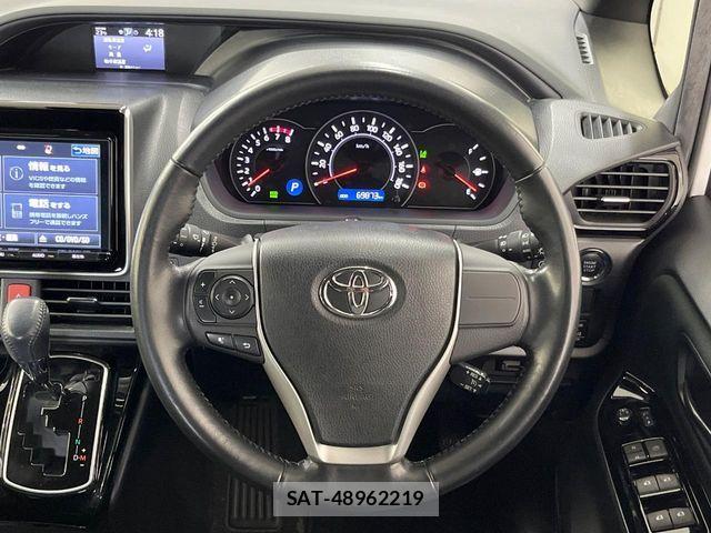 Toyota VOXY 2017-09 7394755-11