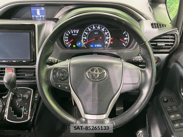Toyota VOXY 2017-01 7394758-11