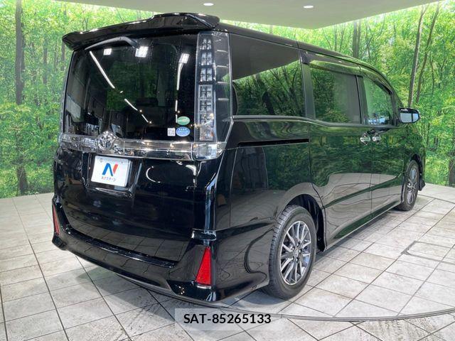 Toyota VOXY 2017-01 7394758-17