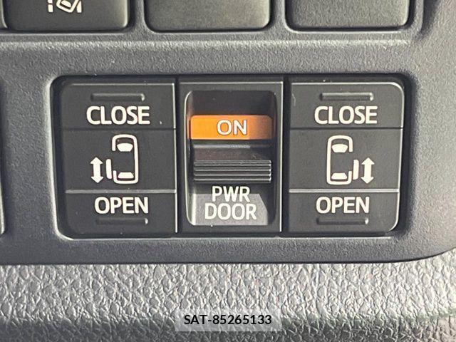 Toyota VOXY 2017-01 7394758-4