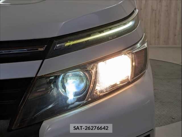 Toyota VOXY 2014-09 7394788-12