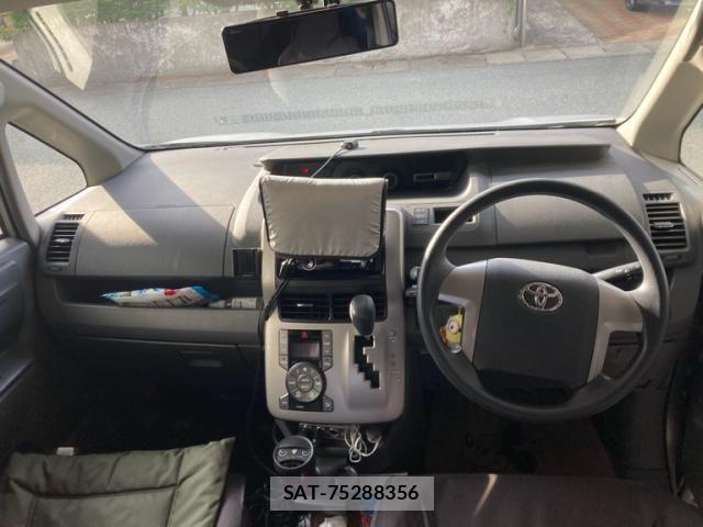 Toyota VOXY 2007-10 7393717-11