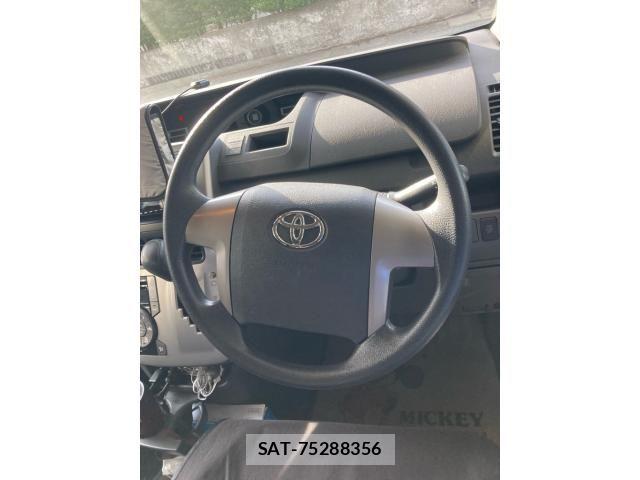 Toyota VOXY 2007-10 7393717-12