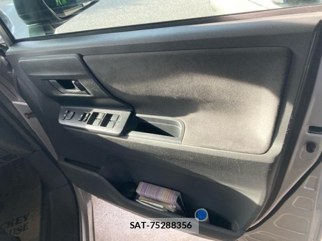 Toyota VOXY 2007-10 7393717-13