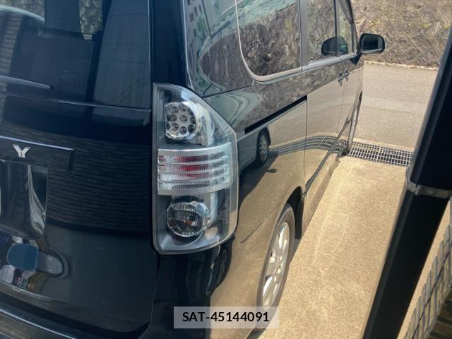 Toyota VOXY 2007-10 7394787-10