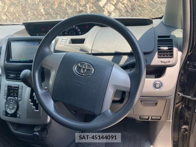 Toyota VOXY 2007-10 7394787-17
