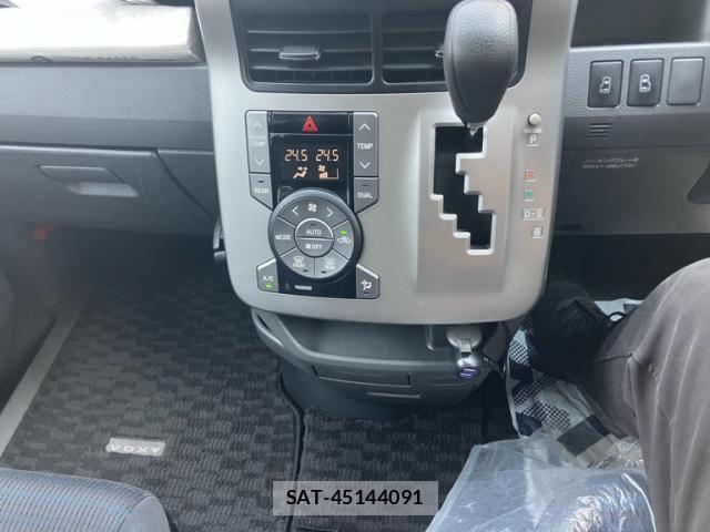 Toyota VOXY 2007-10 7394787-24