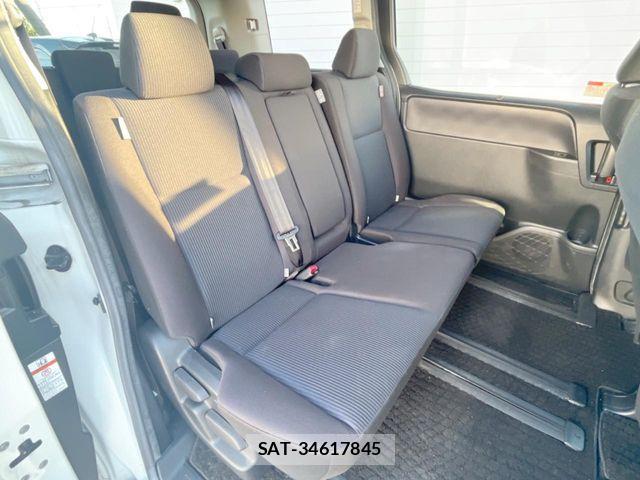 Toyota VOXY 2015-09 7394774-9