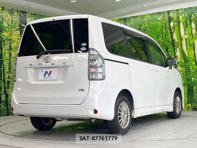 Toyota VOXY 2013-02 7458757-16