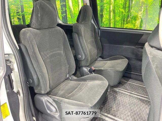 Toyota VOXY 2013-02 7458757-8