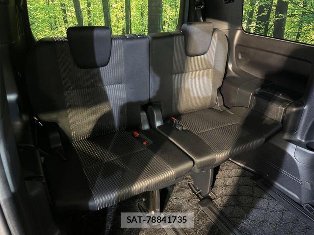 Toyota VOXY 2017-08 7458733-9