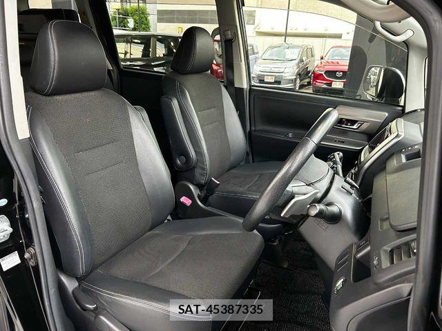 Toyota VOXY 2013-07 7458747-17