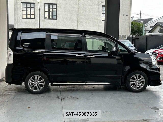 Toyota VOXY 2013-07 7458747-26