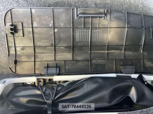Toyota VOXY 2021-12 7458709-19