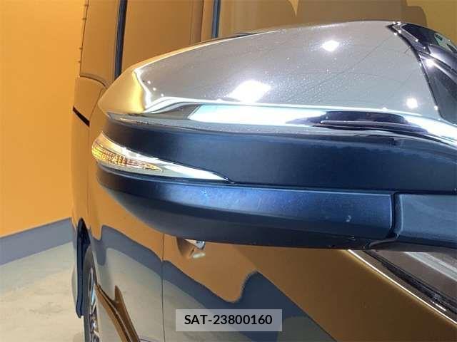 Toyota VOXY 2018-11 7458729-12