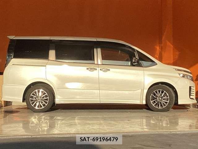 Toyota VOXY 2015-08 7458738-11