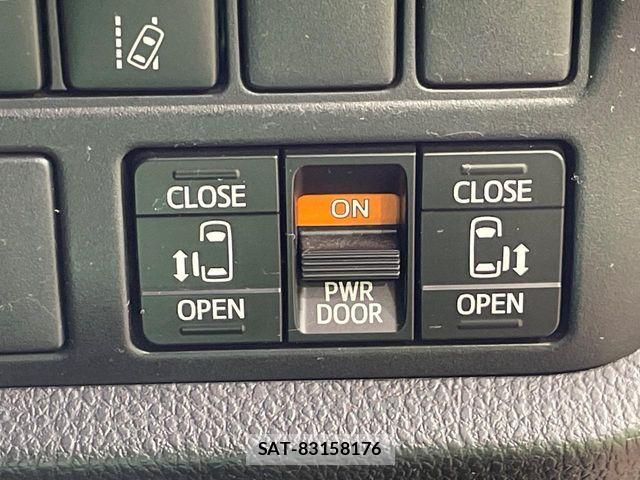 Toyota VOXY 2018-08 7458740-4