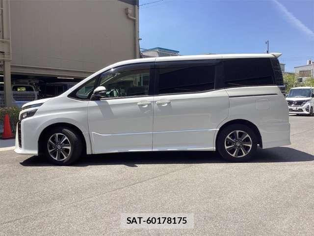 Toyota VOXY 2017-08 7458726-17