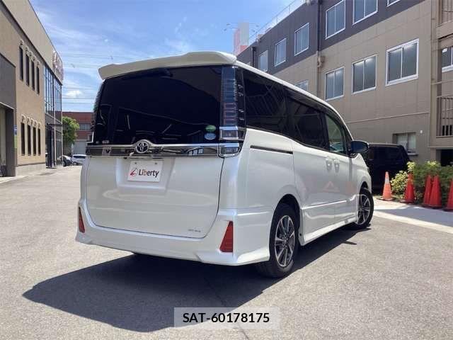 Toyota VOXY 2017-08 7458726-7