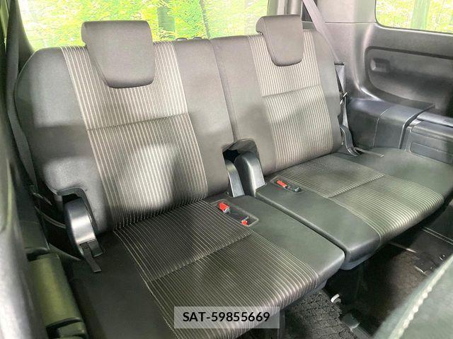 Toyota VOXY 2017-10 7458725-9