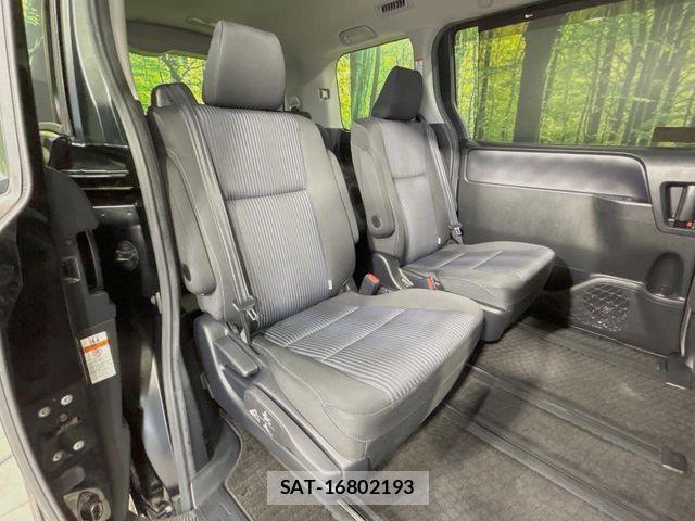 Toyota VOXY 2016-04 7458739-9