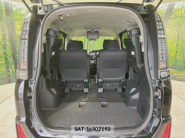 Toyota VOXY 2016-04 7458739-11