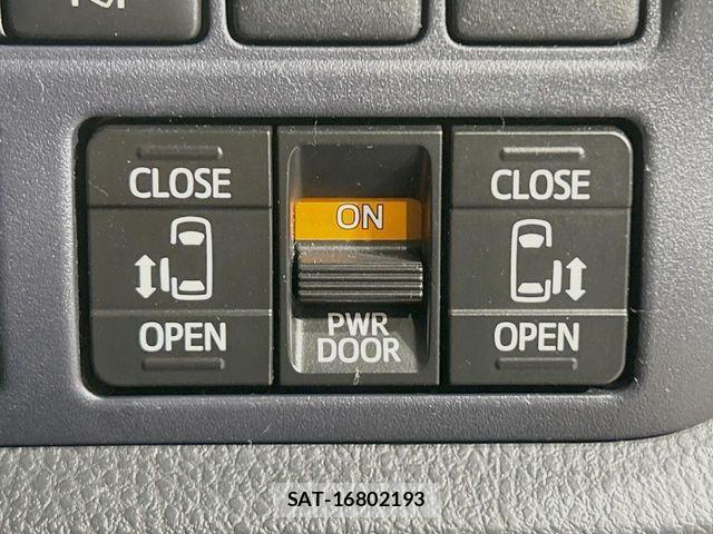 Toyota VOXY 2016-04 7458739-6