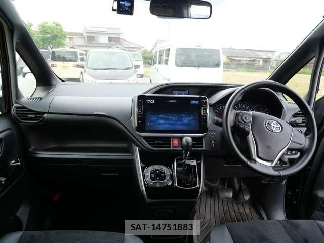 Toyota VOXY 2021-07 7458727-14