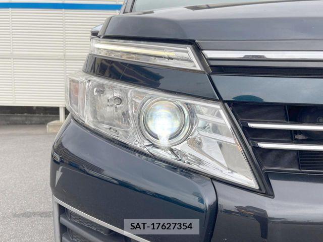 Toyota VOXY 2016-04 7458736-11