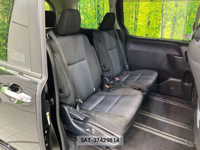 Toyota VOXY 2016-11 7458742-7