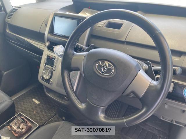 Toyota VOXY 2007-08 7458768-11