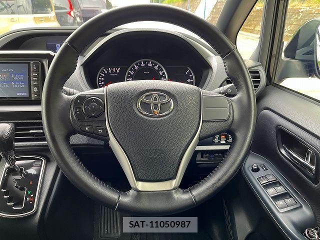 Toyota VOXY 2015-06 7458734-13