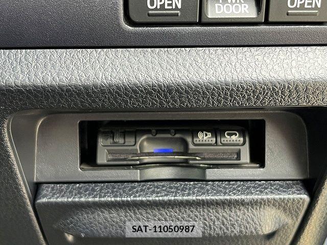 Toyota VOXY 2015-06 7458734-15