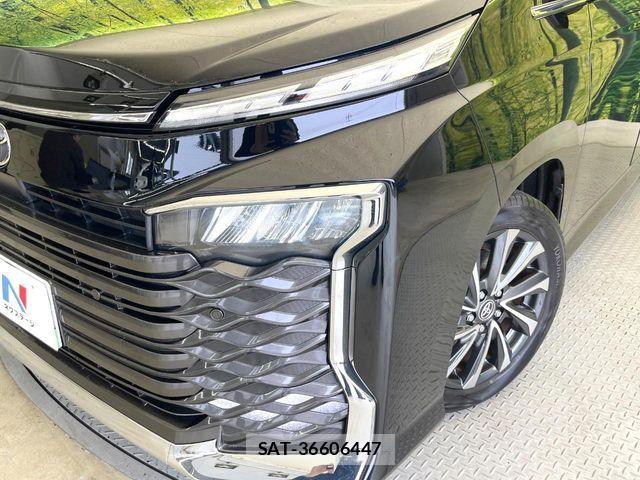 Toyota VOXY 2023-10 7458701-12