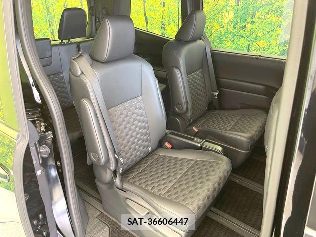 Toyota VOXY 2023-10 7458701-8