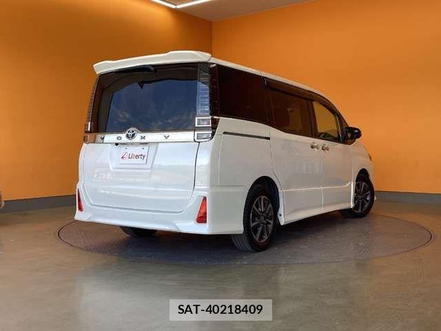 Toyota VOXY 2021-02 7458710-11
