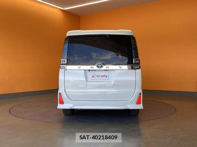 Toyota VOXY 2021-02 7458710-12