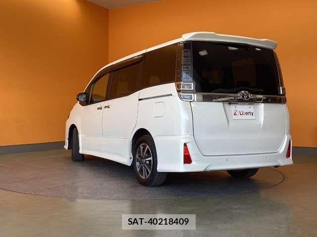 Toyota VOXY 2021-02 7458710-13
