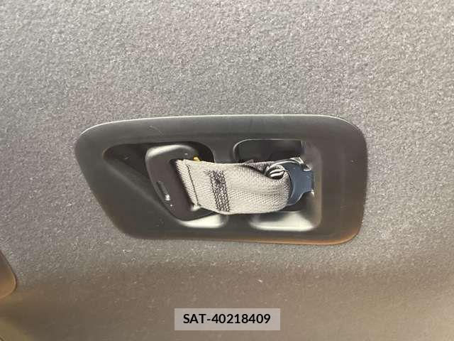 Toyota VOXY 2021-02 7458710-19