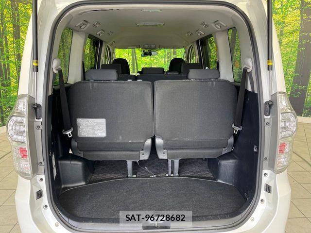 Toyota VOXY 2011-12 7458754-10
