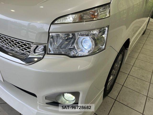 Toyota VOXY 2011-12 7458754-12