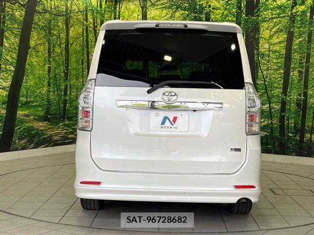 Toyota VOXY 2011-12 7458754-15
